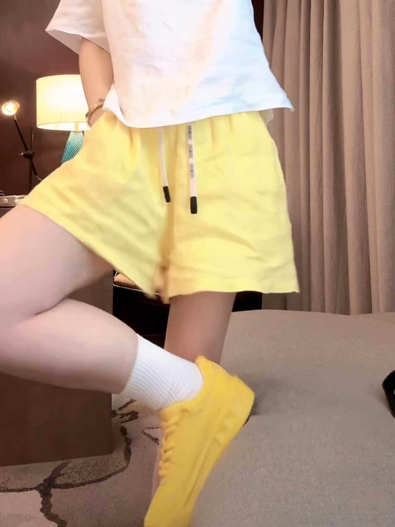 亚麻短裤女2024夏季新款时尚洋气宽松百搭纯色直筒休闲短裤女潮