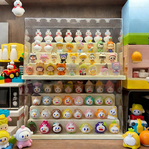 蜜雪冰城雪王萌粒收纳盒透明公仔防尘阶梯式展示架潮玩摆件展示盒