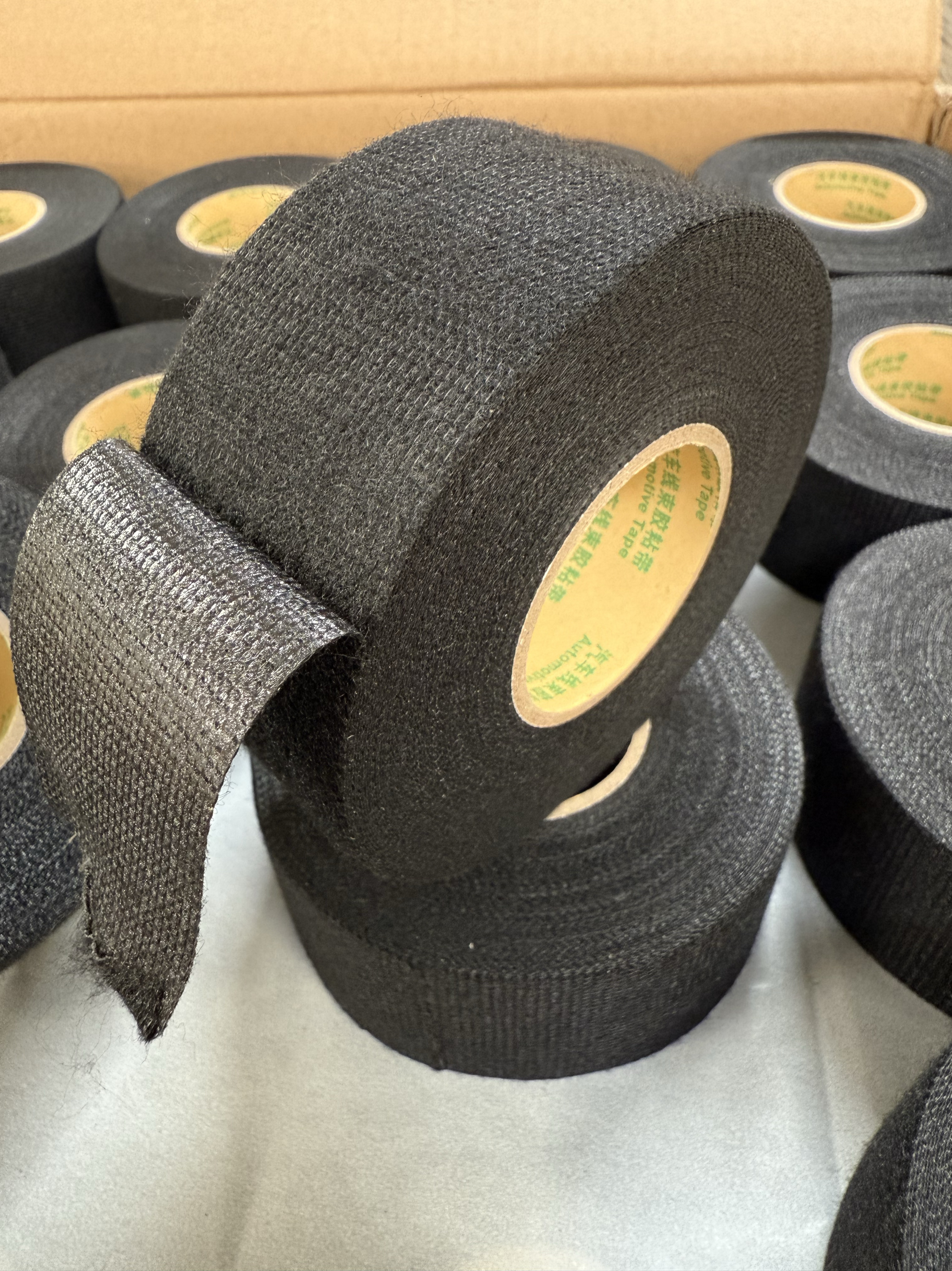 汽车线束绒布胶带耐高温绝缘布基胶带防水耐磨凹凸修复布电工胶布