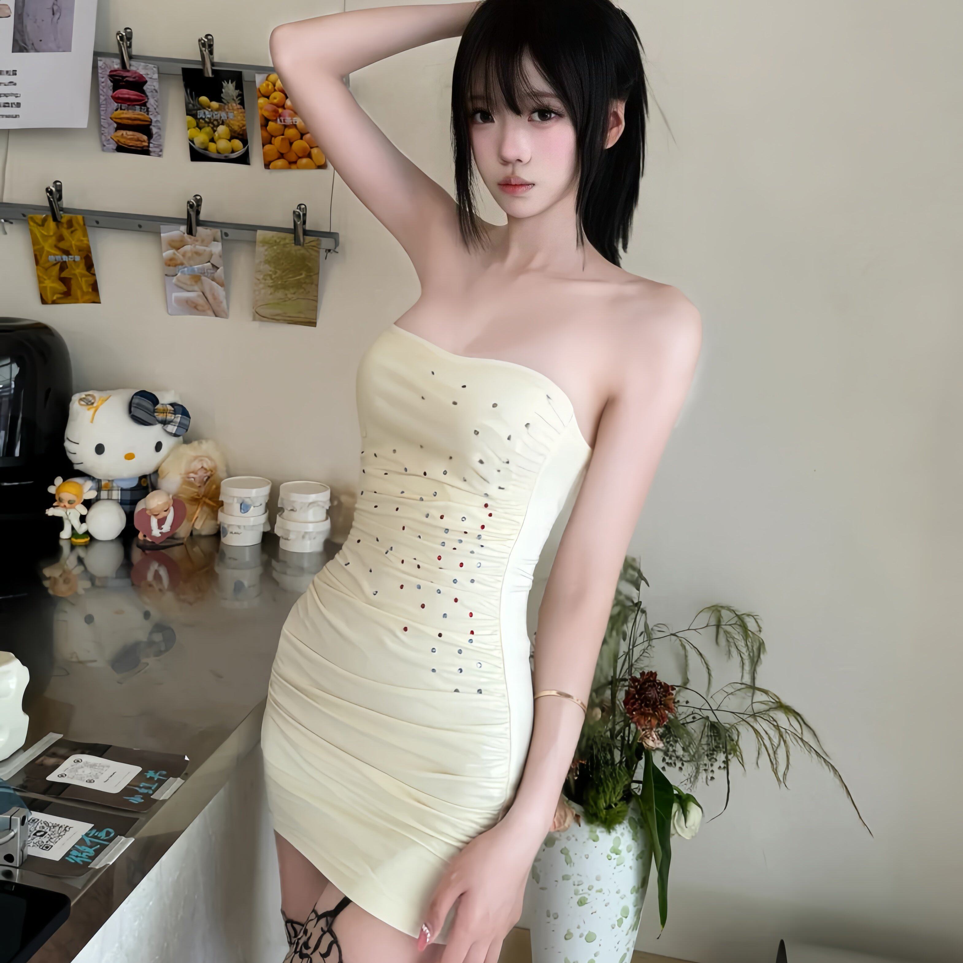白色抹胸连衣裙女高腰显瘦包臀短裙甜美性感气质修身型短连衣裙