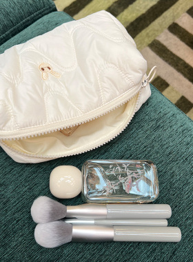 美摘细腻柔软绗缝化妆包质感刺绣小兔云朵包白色收纳袋可爱洗漱包