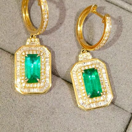 18K金钻石镶嵌 经典奢华祖母绿耳环 主石1.82克拉 玻璃体电光感