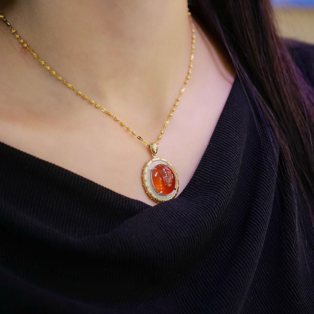 18K金钻石镶嵌 天然素面糖豆芬达石吊坠 主石16.6克拉 甜美色彩