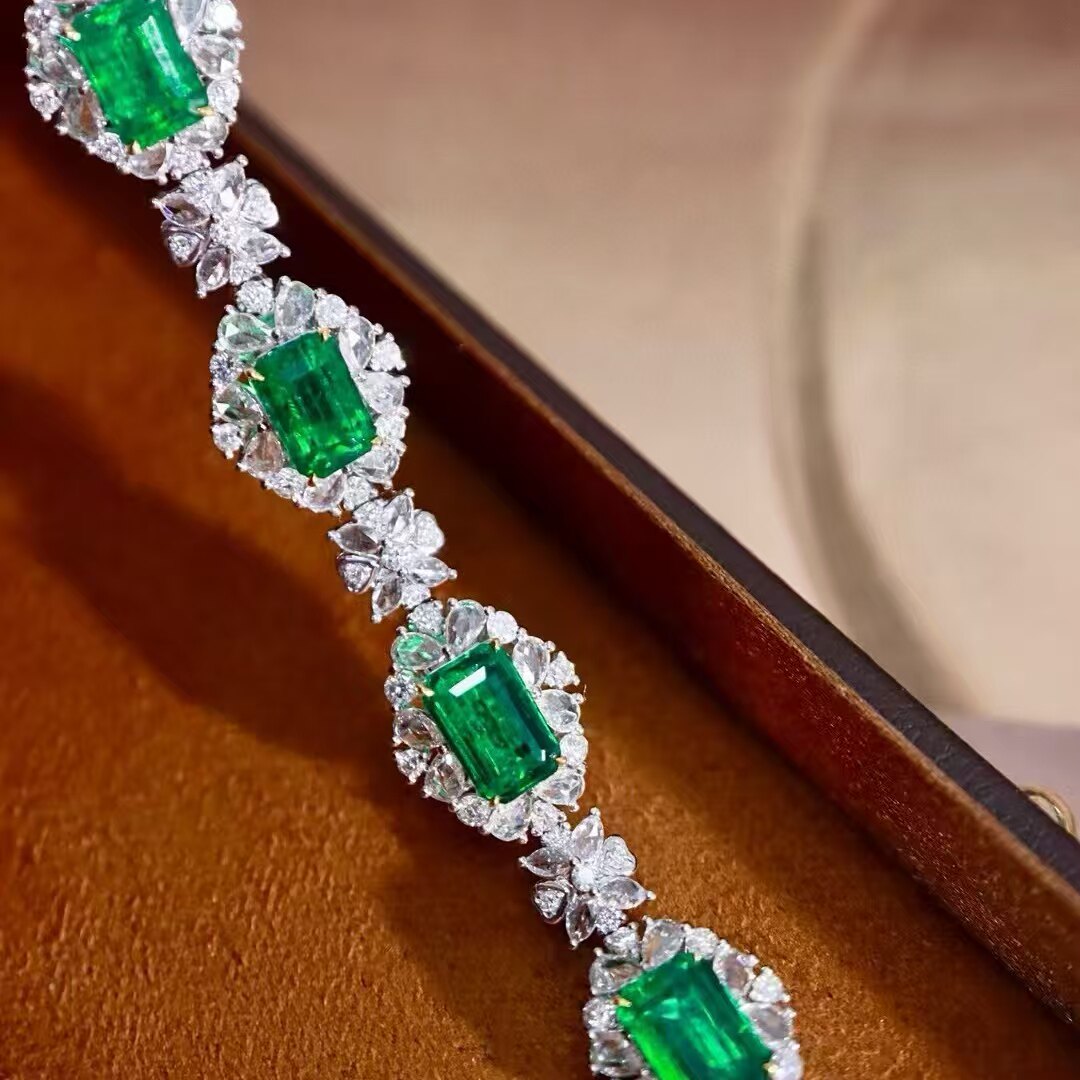18K金钻石镶嵌 天然祖母绿手链 主石5.83克拉 款式时尚高级款