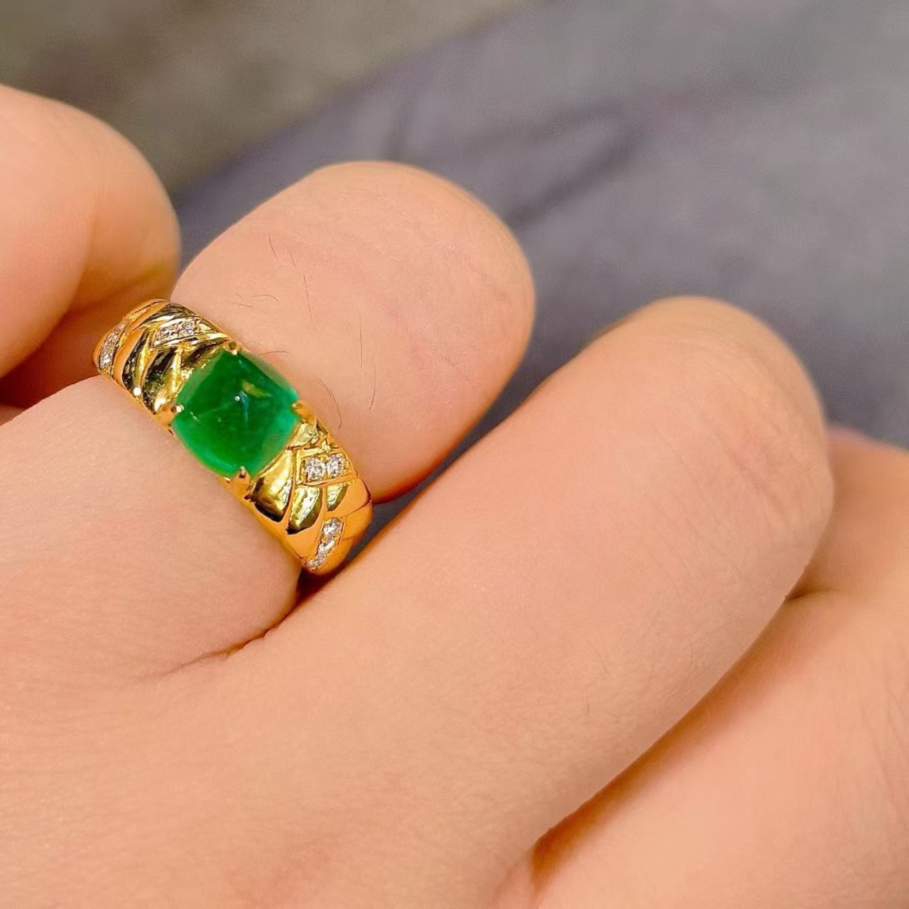 18K钻石镶嵌 编织设计宽版糖塔祖母绿戒指主石1.89ct vivid green