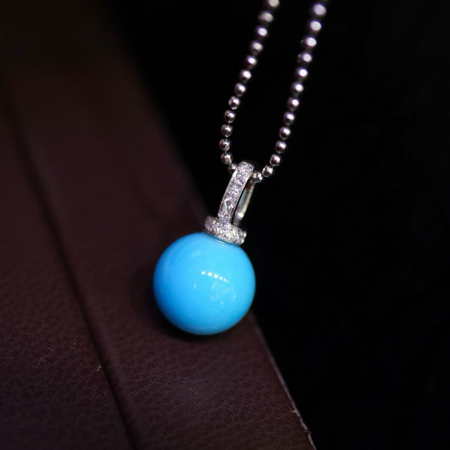 天然原矿美松圆珠吊坠 18k金钻石点缀镶嵌  重量:1.07克 圆珠8mm