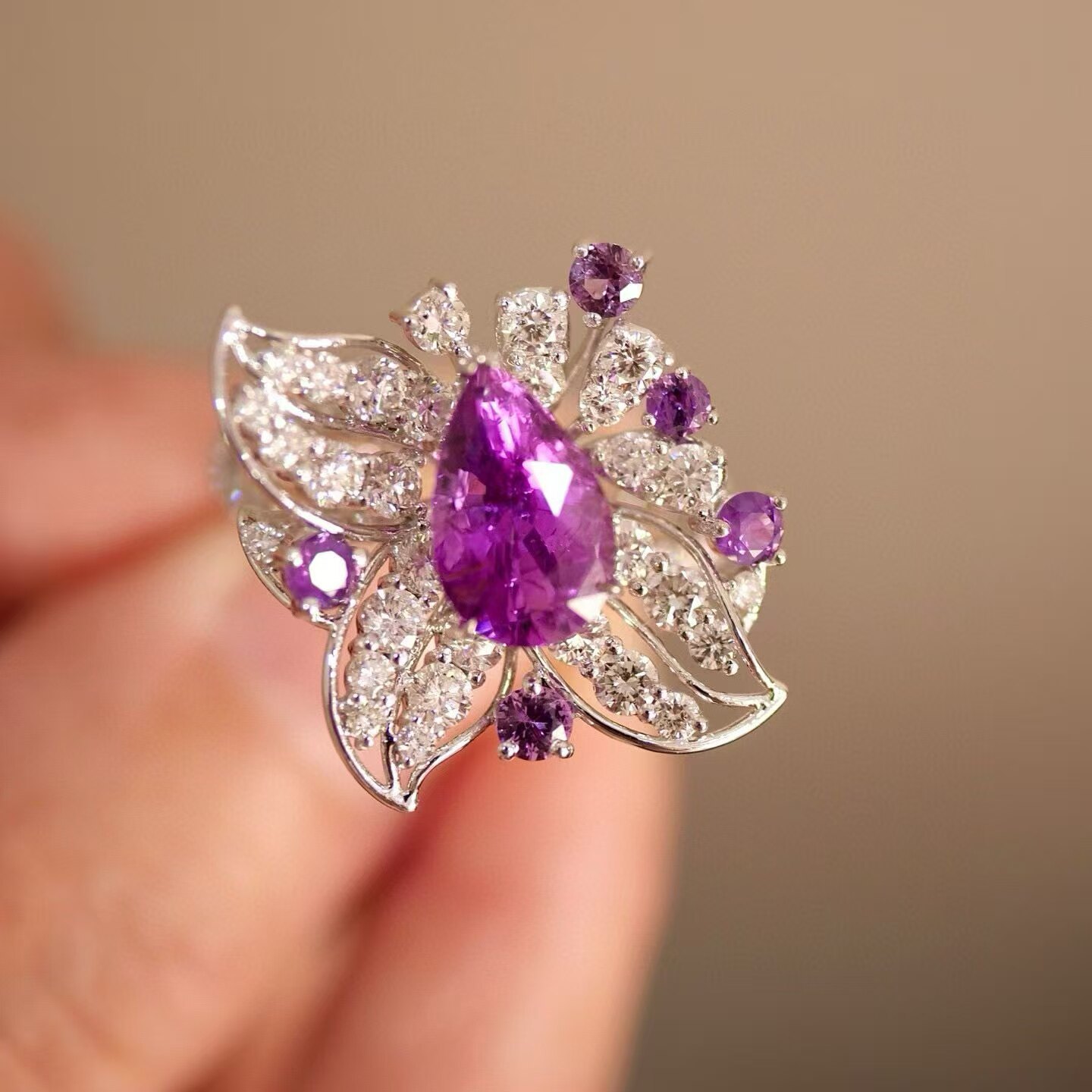 18K金钻石彩宝镶嵌 天然无烧紫蓝宝石戒指 主石2.02克拉 温柔浪漫