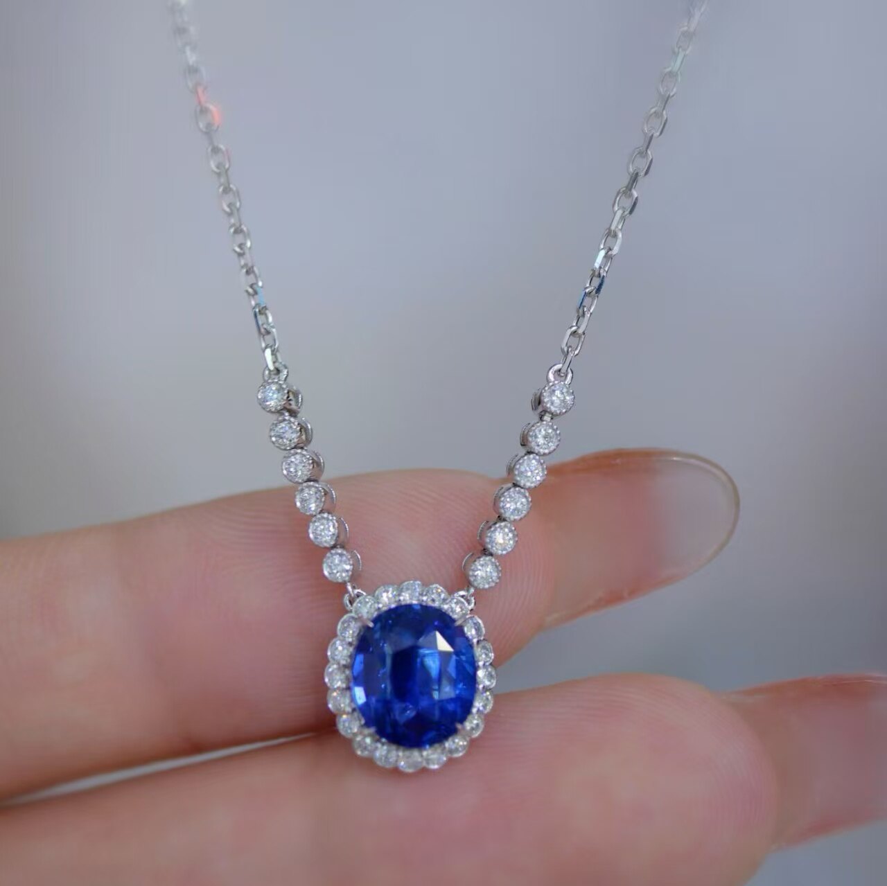 18K金钻石镶嵌 天然蓝宝石项链 主石2.01克拉 日常通勤百搭款式