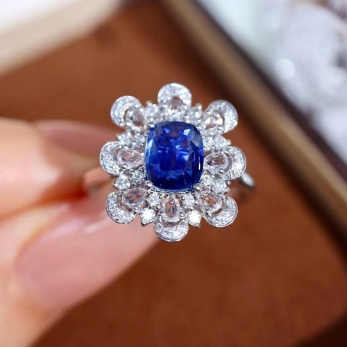 18K金钻石镶嵌 天然蓝宝石戒指 主石1.25克拉 上手气质高雅