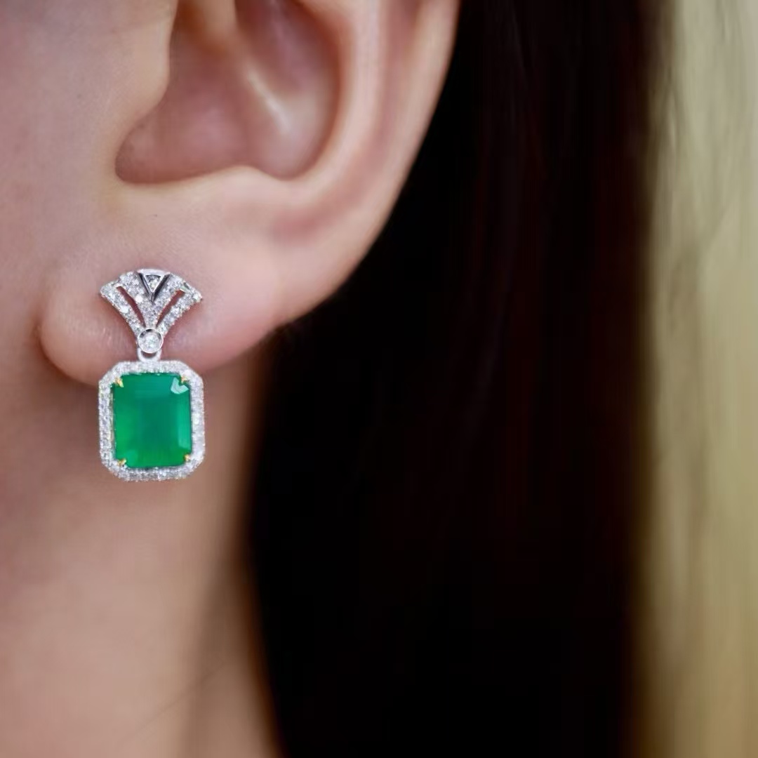 18K金钻石镶嵌 天然祖母绿耳环 主石3.41克拉 经典简约 仙气满满