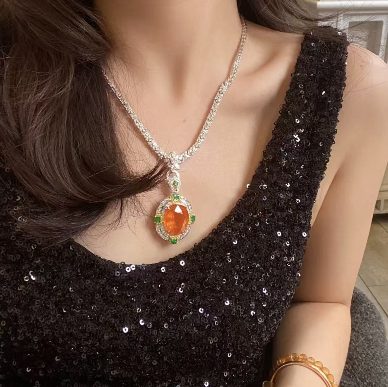 18K金钻石彩宝镶嵌 芬达石吊坠 主石28.54克拉 优雅而不羁的美感