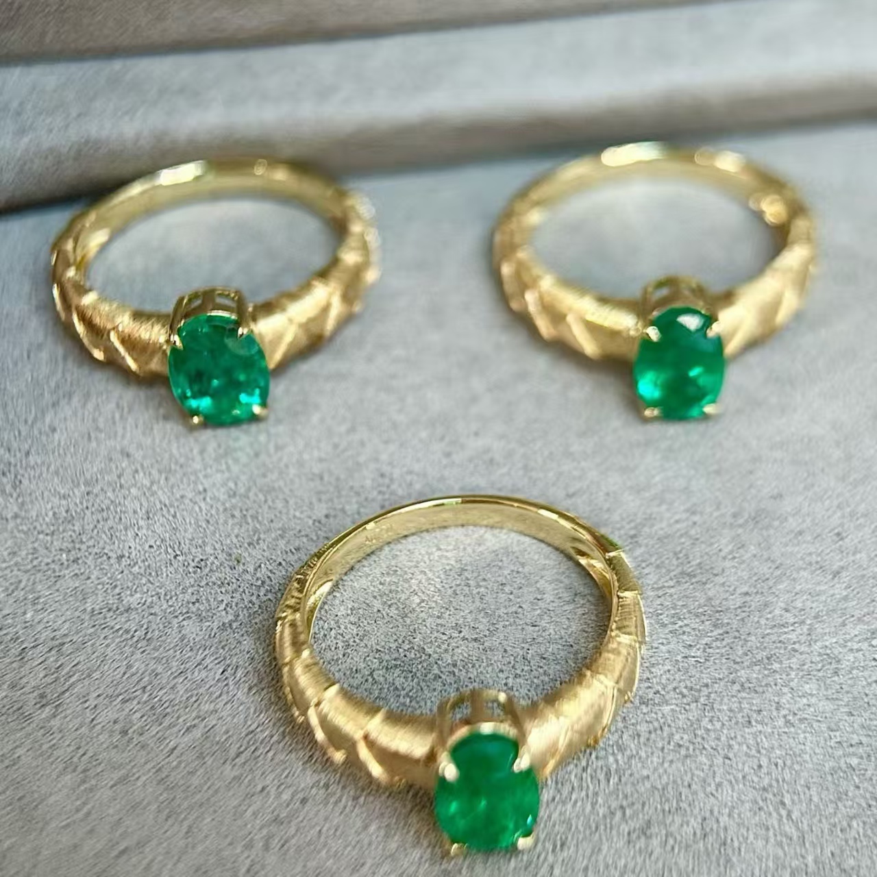 18K金镶嵌大牌素金版祖母绿戒指 主石1.50ct 浓郁鲜艳通透起荧光