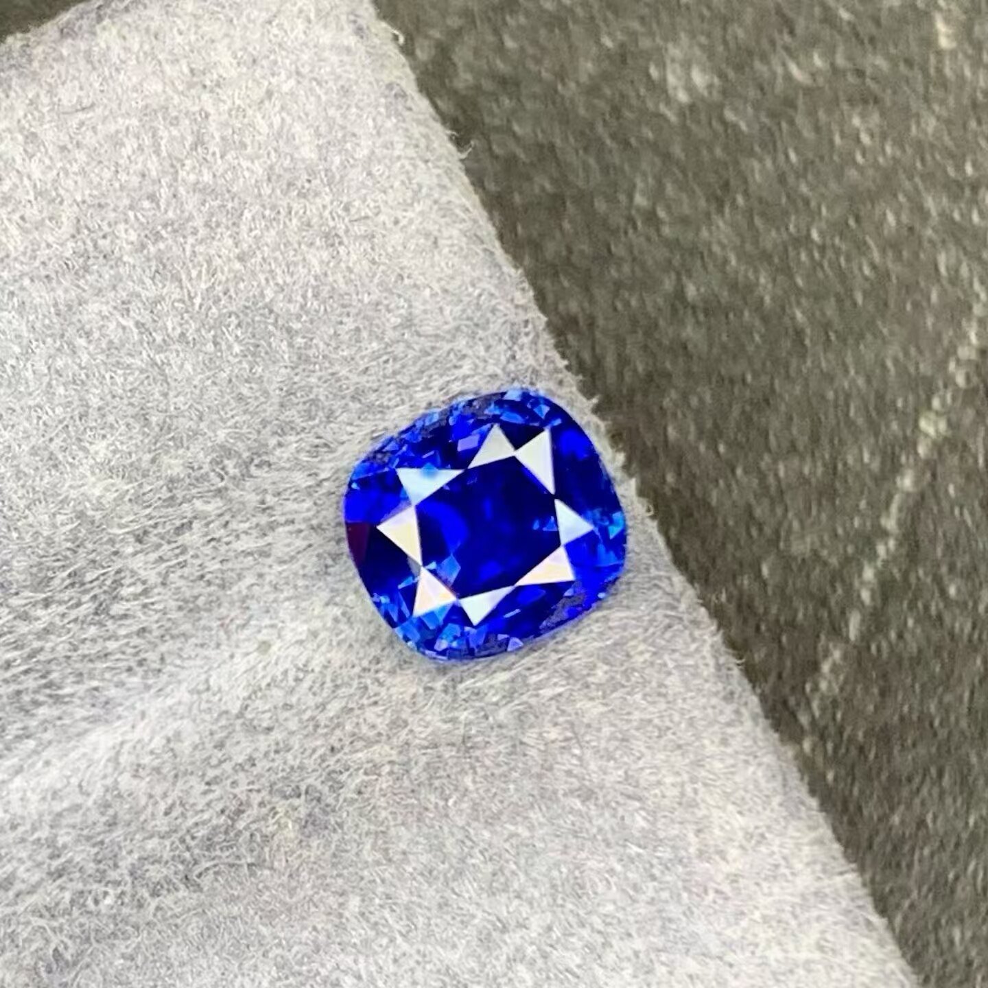 天然无烧斯里兰卡皇家蓝蓝宝石裸石 重1.52ct 规格6.47*5.97*4.04