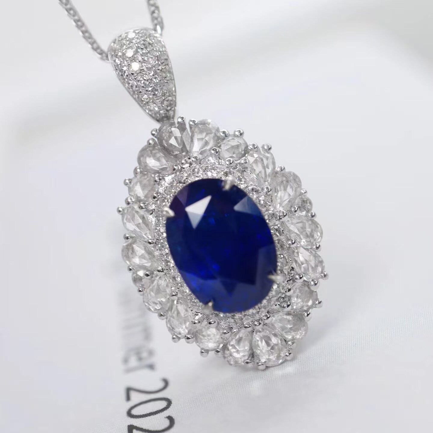 铂金钻石镶嵌天然皇家蓝宝石吊坠 主石2.48克拉 晶体干净 火彩好