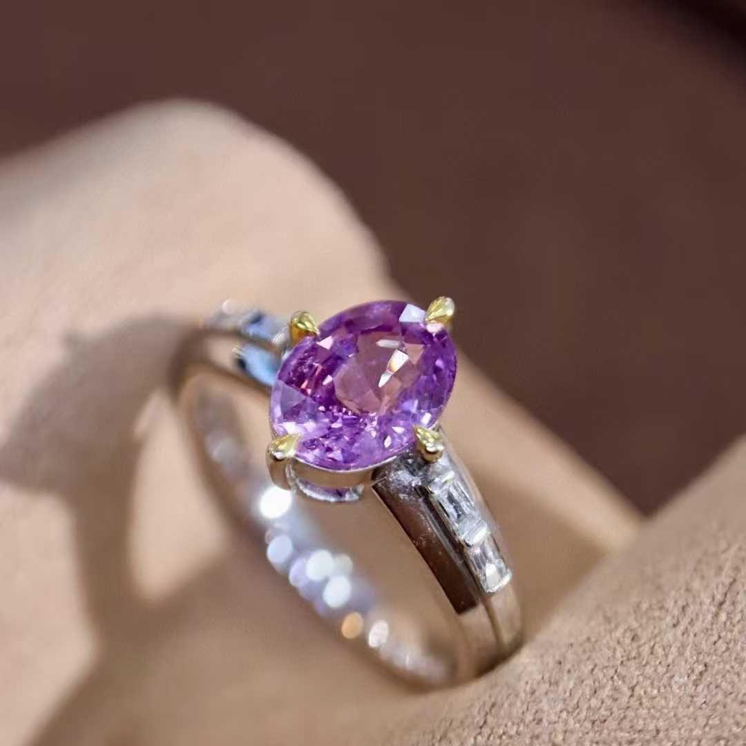 18K金钻石镶嵌 无烧蓝宝石戒指 主石2克拉 火彩璀璨闪耀 简约低调