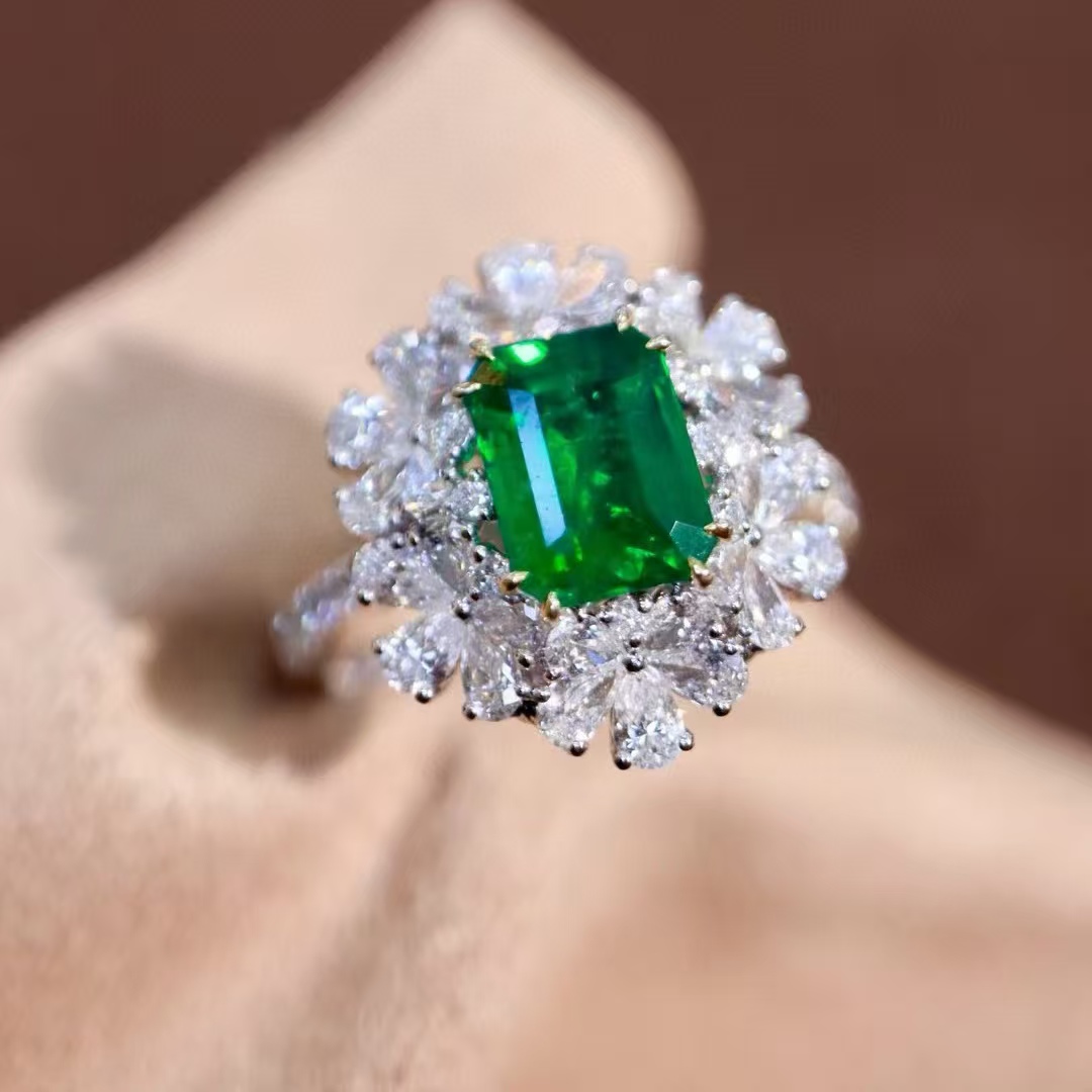 18K金钻石镶嵌 天然祖母绿戒指 主石1.4克拉 质感好 上手光彩夺目