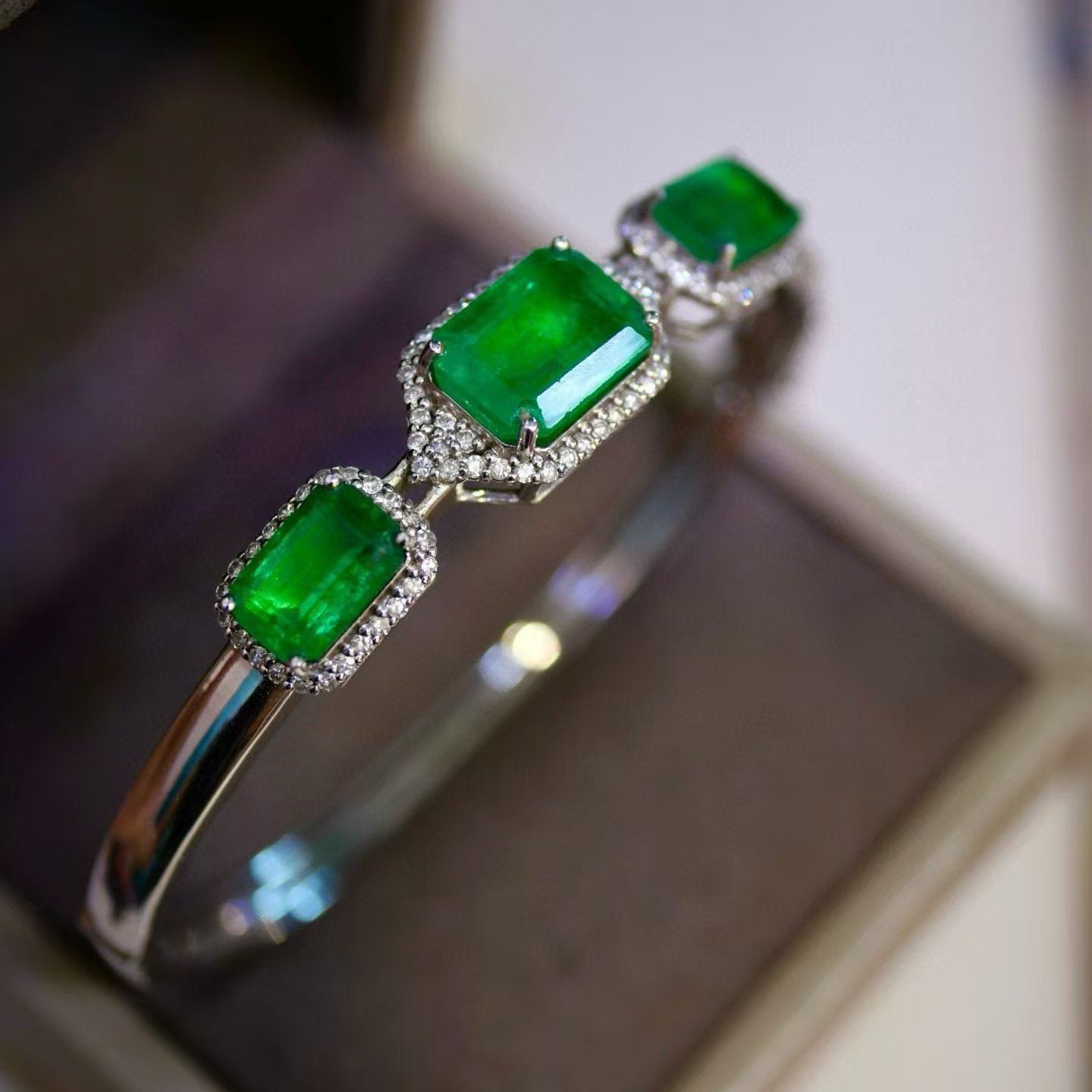 18K金钻石镶嵌 天然祖母绿手镯 主石8.35克拉 精致脱俗又高级知性,珠宝/钻石/翡翠,手饰,淘宝优惠券,粉丝福利购,淘宝优惠卷