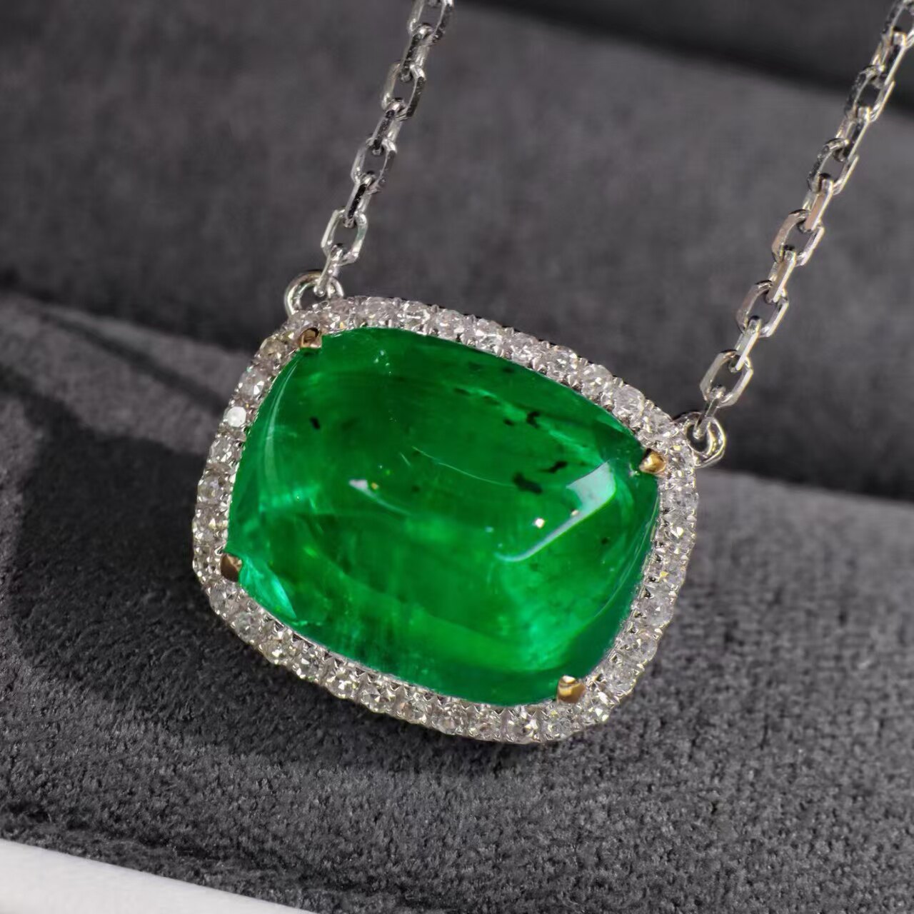 18K金钻石镶嵌 天然祖母绿糖塔锁骨链 主石5.92ct 晶体通透火彩好