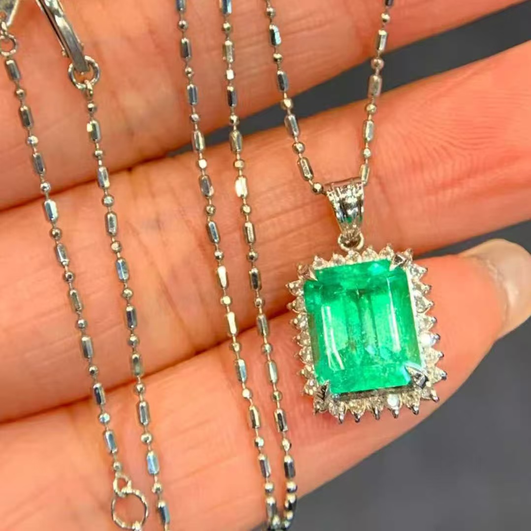 香港珠宝展直播 PT900钻石镶嵌 哥伦比亚祖母绿吊坠 主石2.65克拉