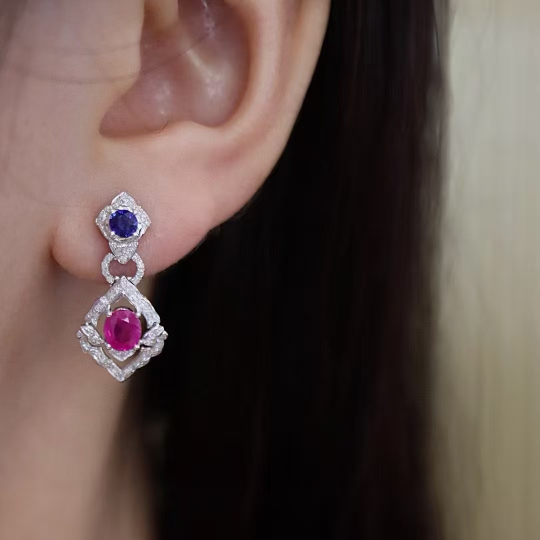 18K金钻石镶嵌 天然红宝石耳环 主石1.3克拉 优雅灵动 复古风情