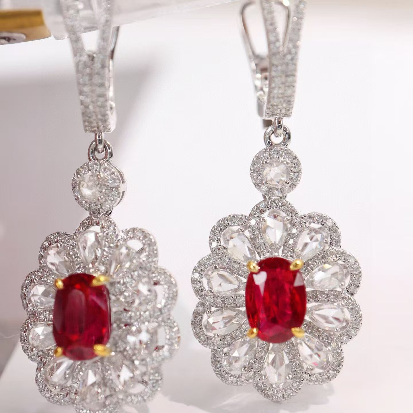 18K金钻石镶嵌 天然精品无烧鸽血红宝耳环 主石2.21ct 火彩漂亮