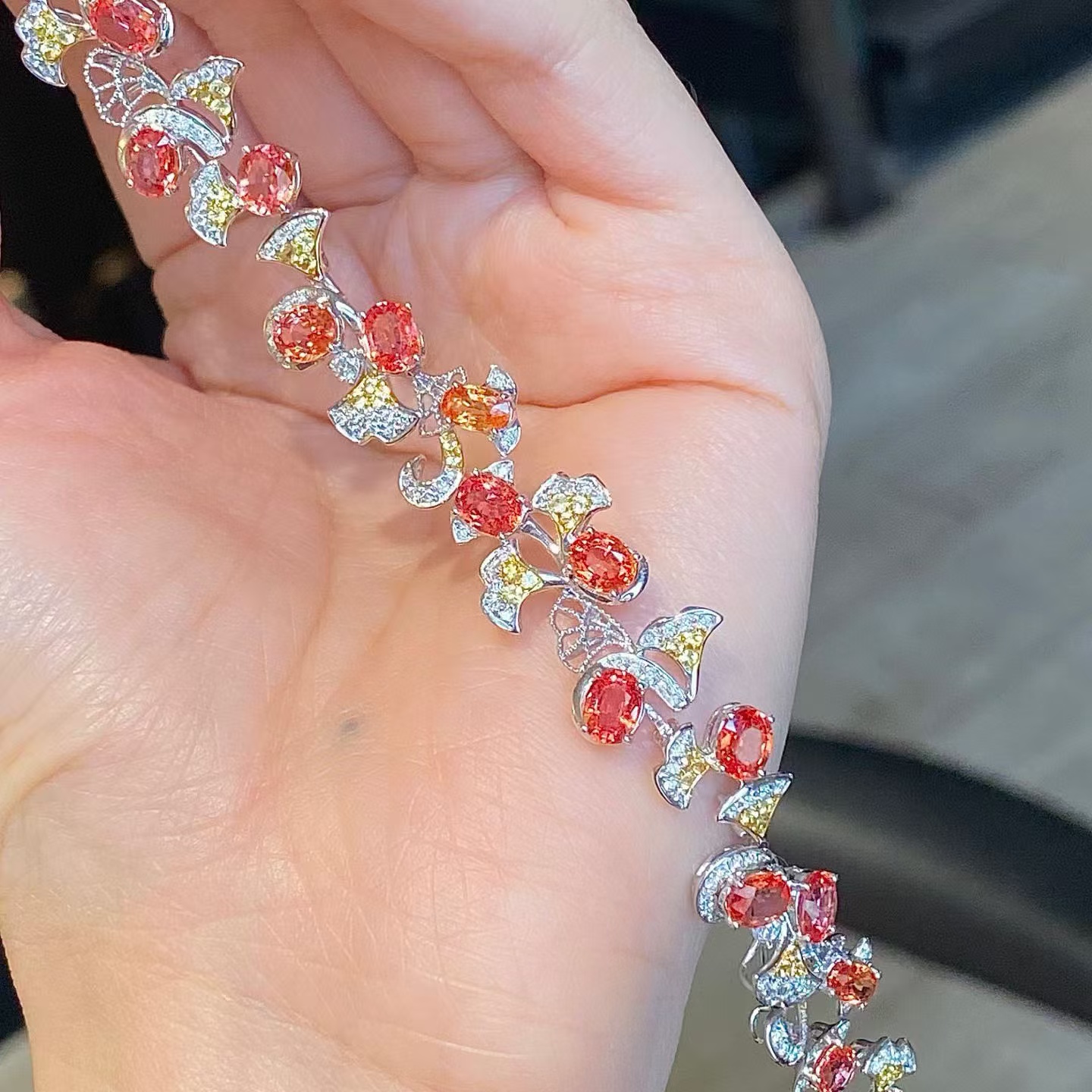 18K金钻石镶嵌 天然帕帕拉恰蓝宝石手链 主石8.55克拉 精致甜美