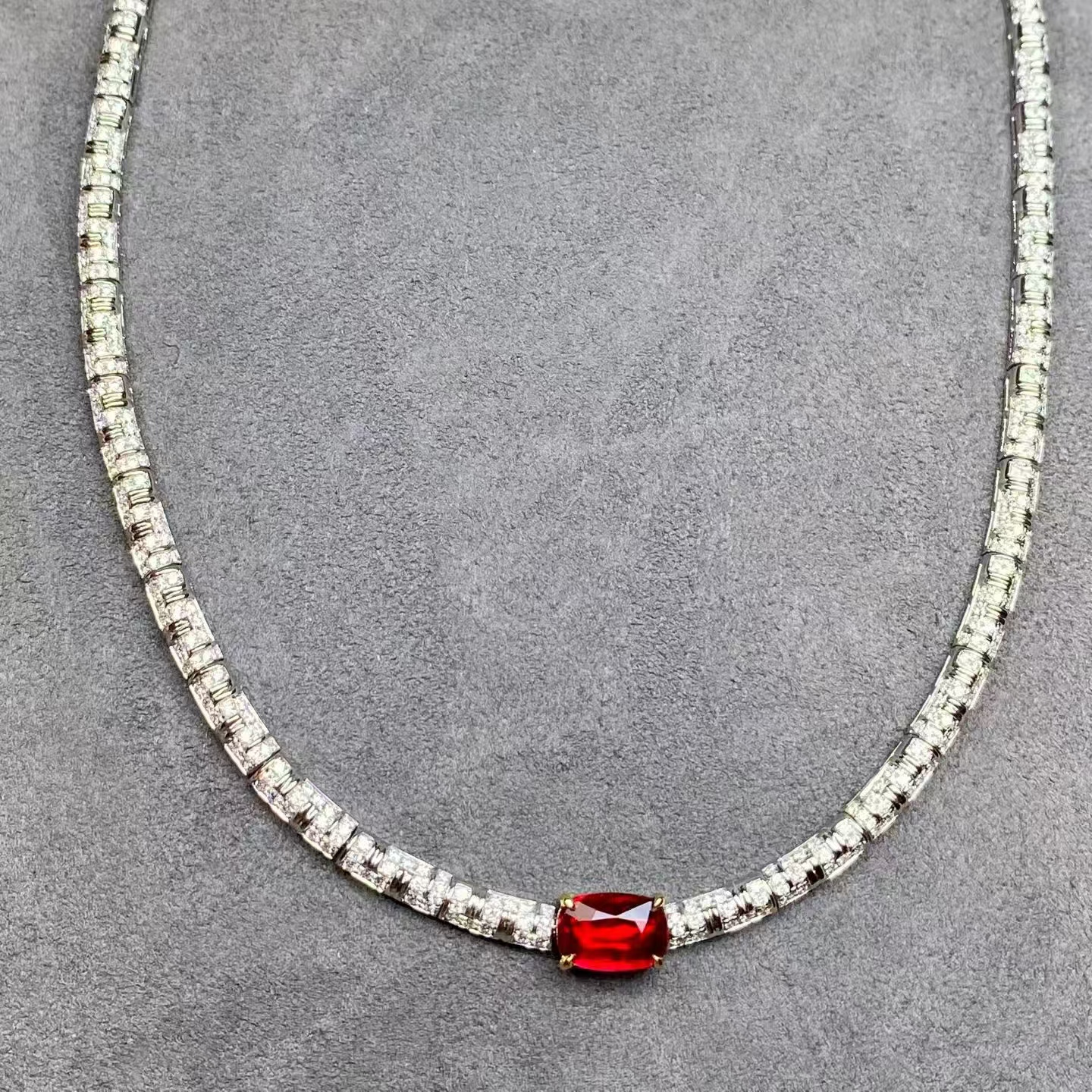 18K金钻石镶嵌 无烧鸽血红宝石项链 主石2克拉 aigs国际证书