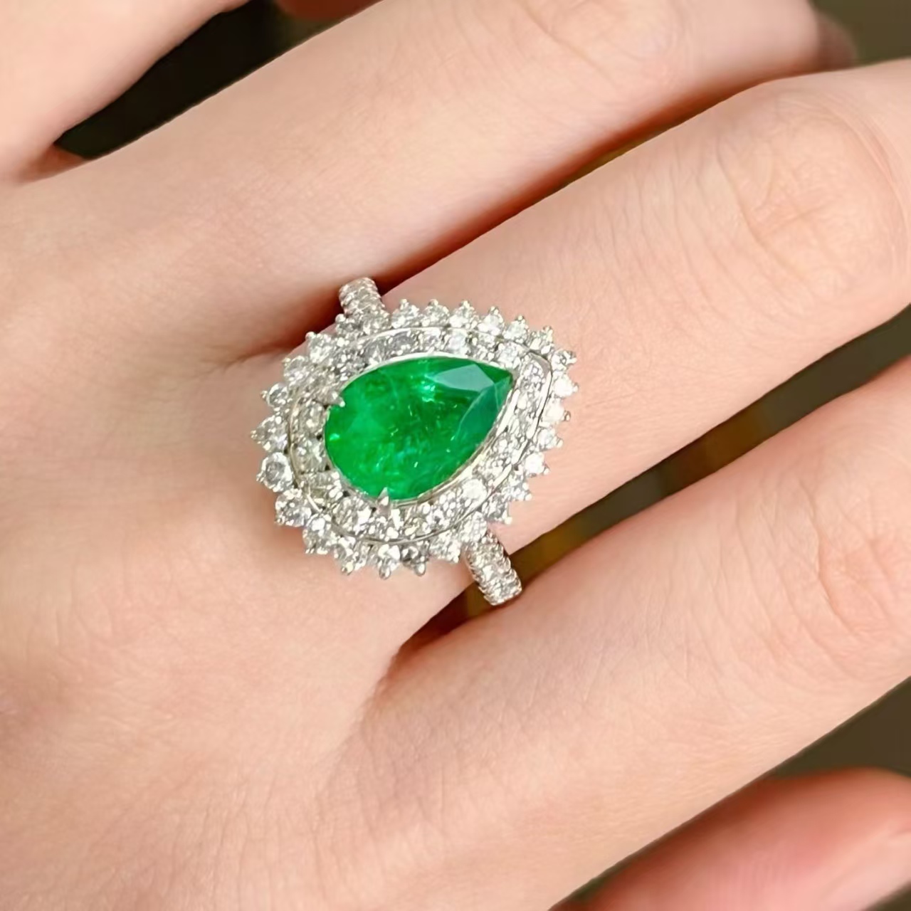 18K金钻石镶嵌 吉尔德高贵优雅永恒经典戴妃祖母绿戒指/吊坠两用