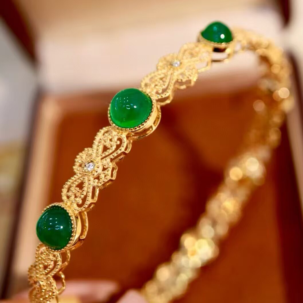 18K金钻石镶嵌 天然素面祖母绿手镯 主石8.2克拉 佩戴舒适度好