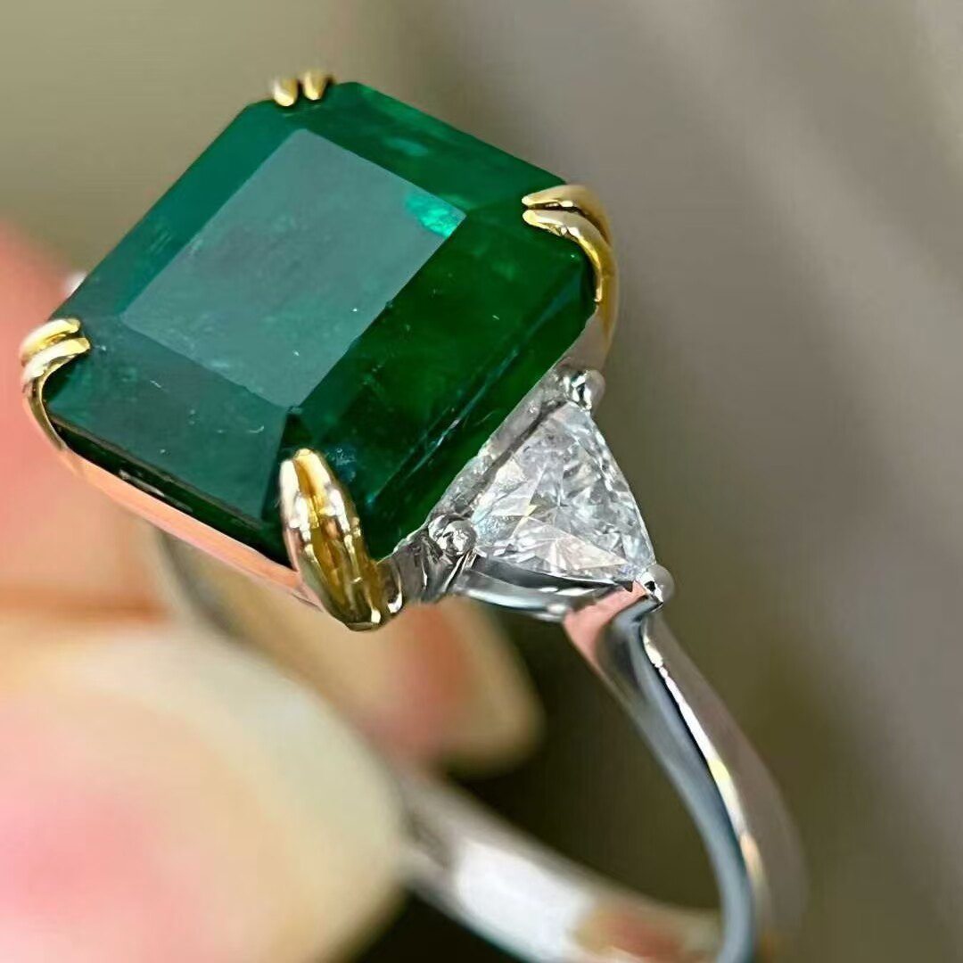 18K金钻石镶嵌 高品质祖母绿戒指 主石5克拉 永不过时 经典三石款