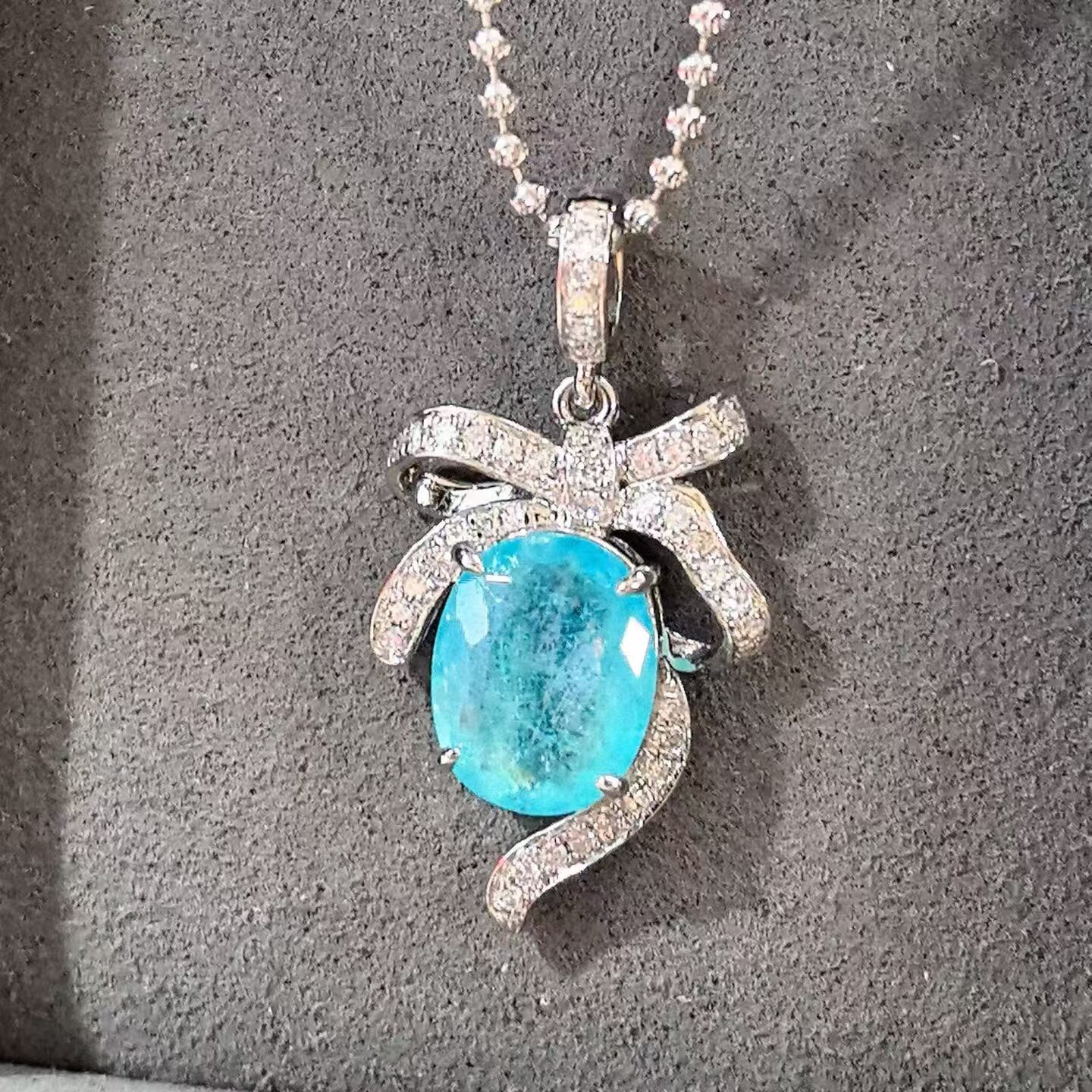 霓虹蓝蝴蝶结帕拉伊巴吊坠 清甜小姐姐 主石2.52克拉 铂金钻石镶