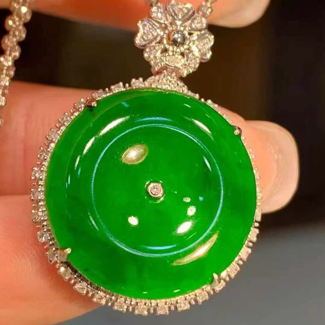 18K金钻石港工镶嵌 天然A货翡翠平安扣吊坠 直径17.5mm 重3.75克