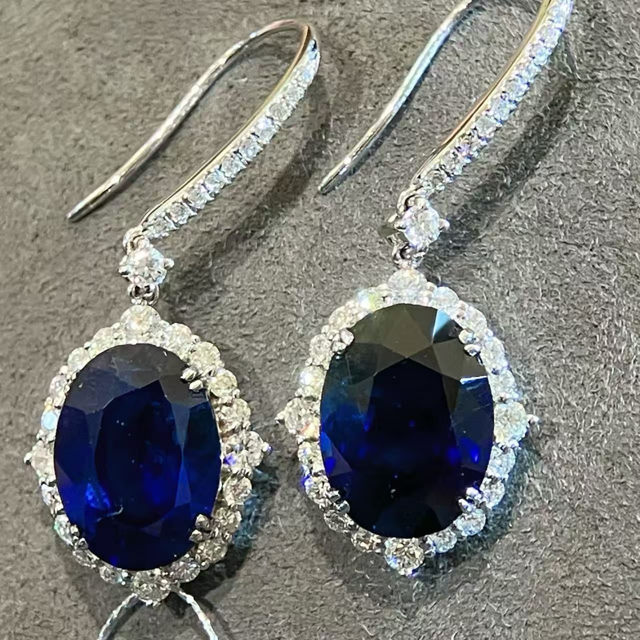吉尔德皇家蓝宝石耳环 主石9.33克拉 高贵大气 18K金钻石镶嵌