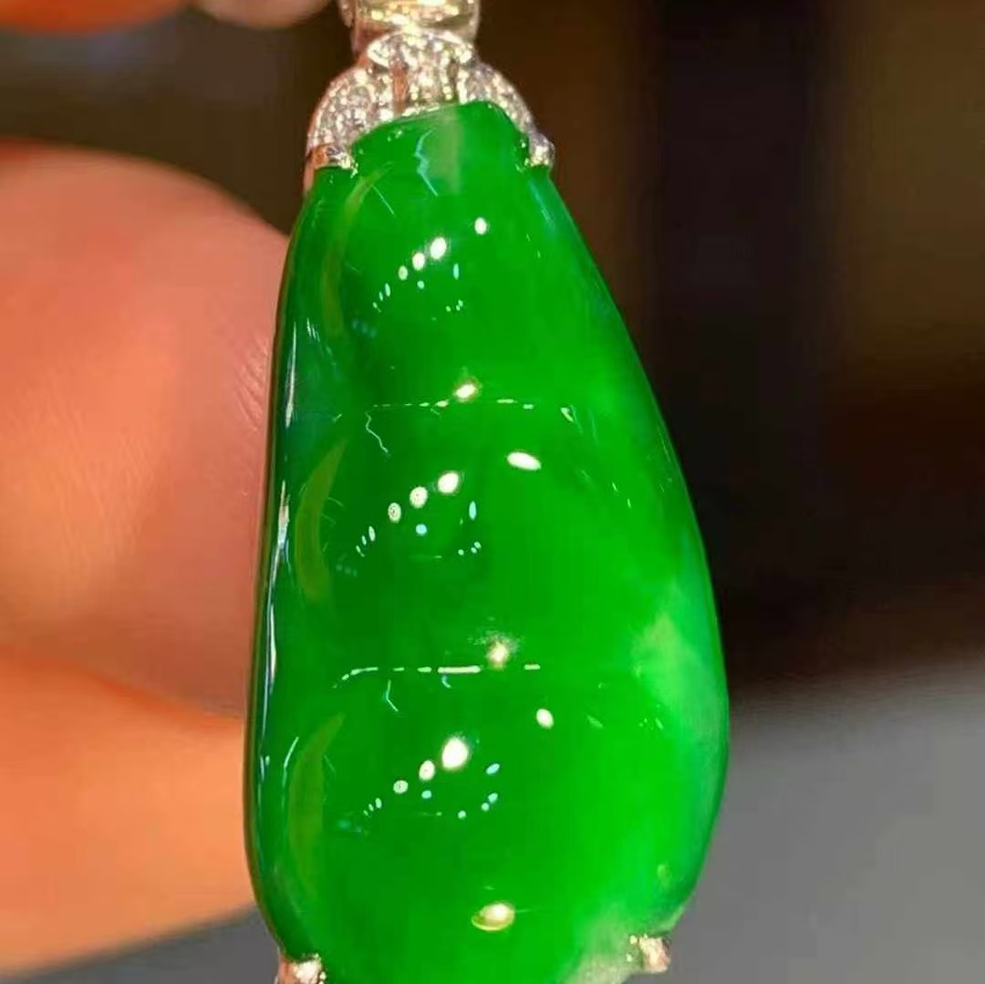 18K金钻石镶嵌 港工天然A货翡翠福豆吊坠 尺寸11.5*22.5mm