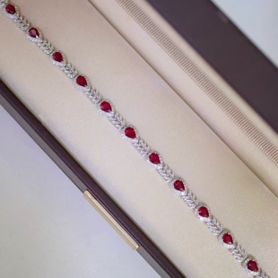 18K金钻石镶嵌 莫桑比克鸽血红宝石手链 主石3.36克拉 色泽均匀
