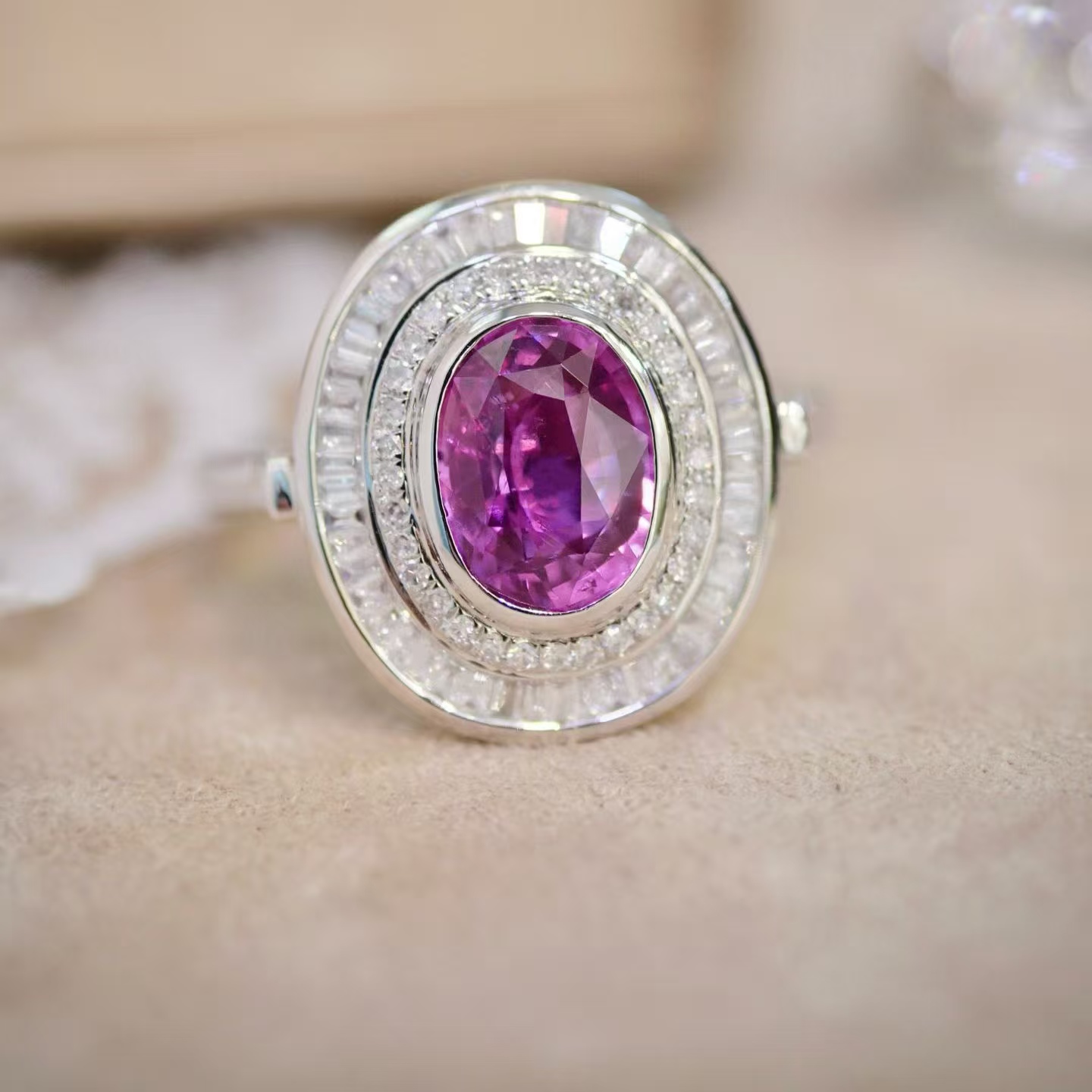 18K金钻石镶嵌 天然无烧蓝宝石戒指 主石2克拉 上手简单大方