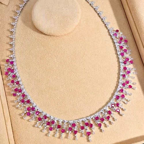 18K金钻石镶嵌 缅甸红宝石项链 主石15.55克拉 流苏设计 灵动优雅