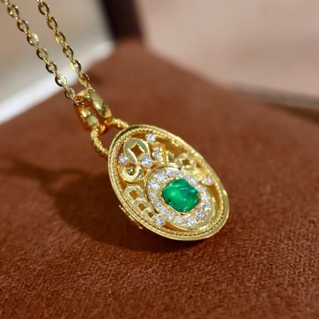 18K金钻石镶嵌 天然哥伦比亚祖母绿吊坠 主石0.26克拉 金元宝设计