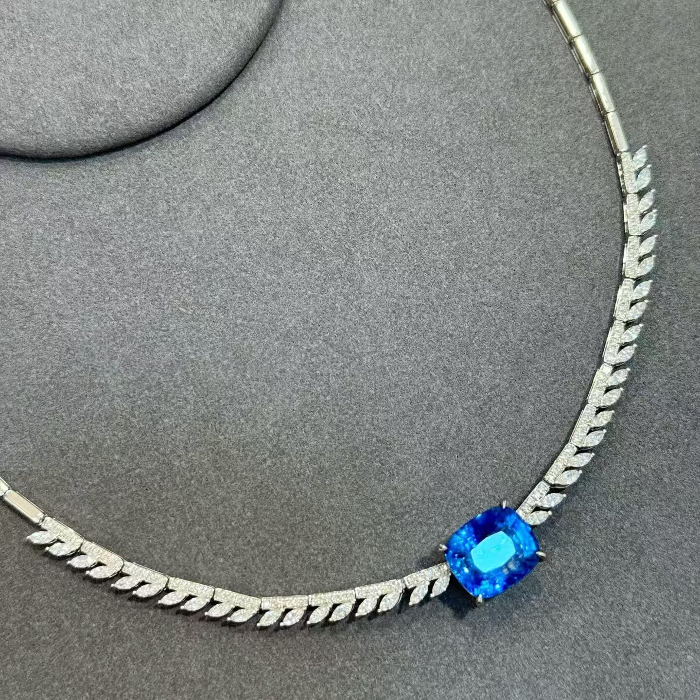 18K金钻石镶嵌 天然矢车菊蓝宝石项链 主石9.05克拉 高级感满满