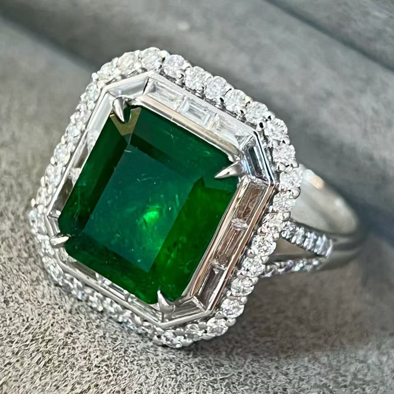 18K金钻石镶嵌 吉尔德简约高级祖母绿戒指 主石2.85克拉 经典款式