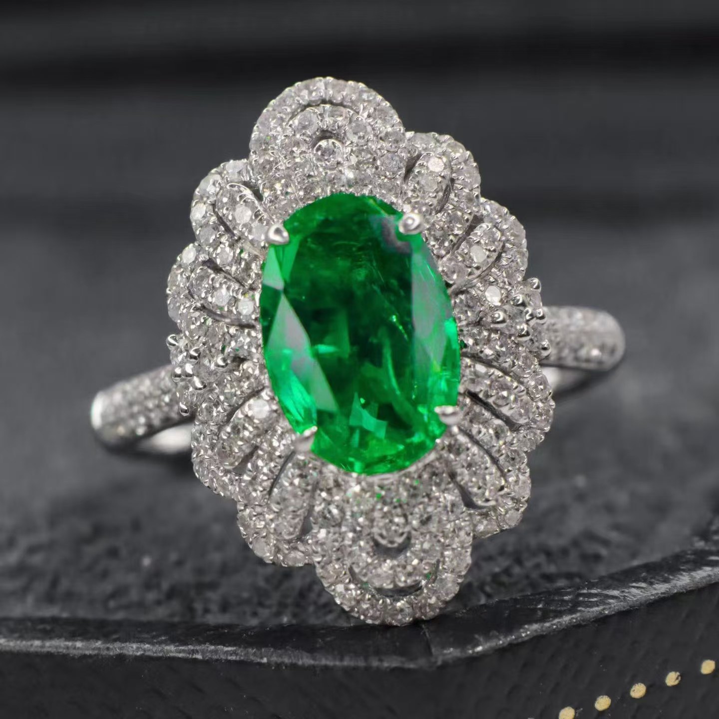 18K金钻石镶嵌 天然祖母绿戒指 主石1.2克拉 晶体通透 火彩好,珠宝/钻石/翡翠,手饰,淘宝优惠券,粉丝福利购,淘宝优惠卷