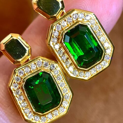 18K金钻石镶嵌 精致复古百搭沙弗莱耳环 主石5.01克拉 颜色艳丽