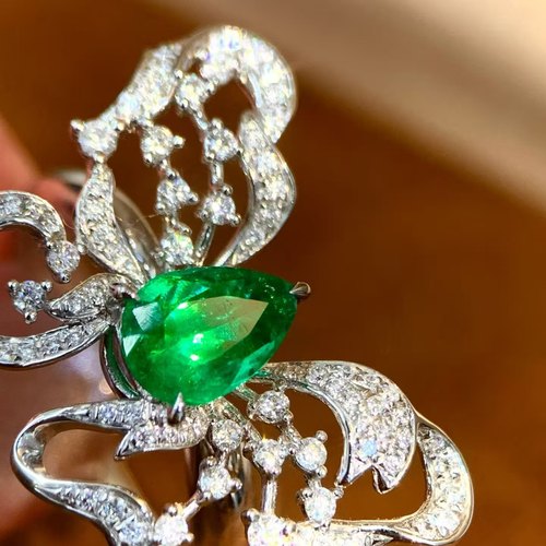 18K钻石镶嵌 哥伦比亚祖母绿蝴蝶戒指 祖母绿0.72克拉 干净玻璃体