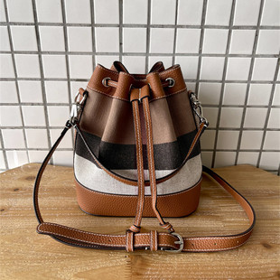 黄麻水桶包拼皮单肩手提斜挎休闲时尚格子流行抽绳高级感女包秋冬
