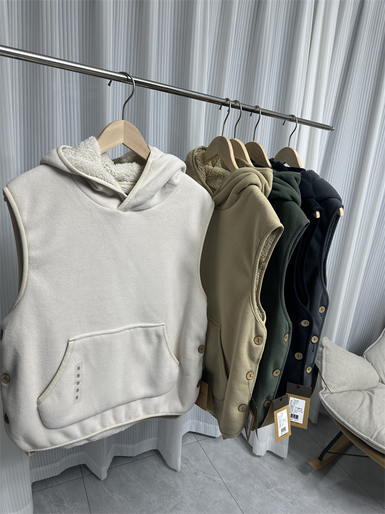 两侧纽扣开叉连帽无袖马甲