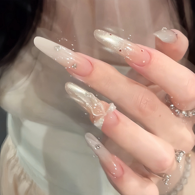 纯手工乳白渐变玻璃珠飘带蝴蝶结美甲穿戴甲长款2025新款氛围感