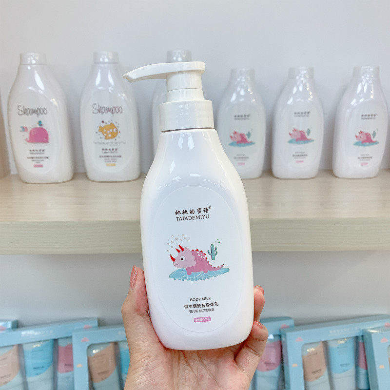 儿童抹身体乳搞笑图片大全(儿童抹身体乳搞笑图片大全大图)