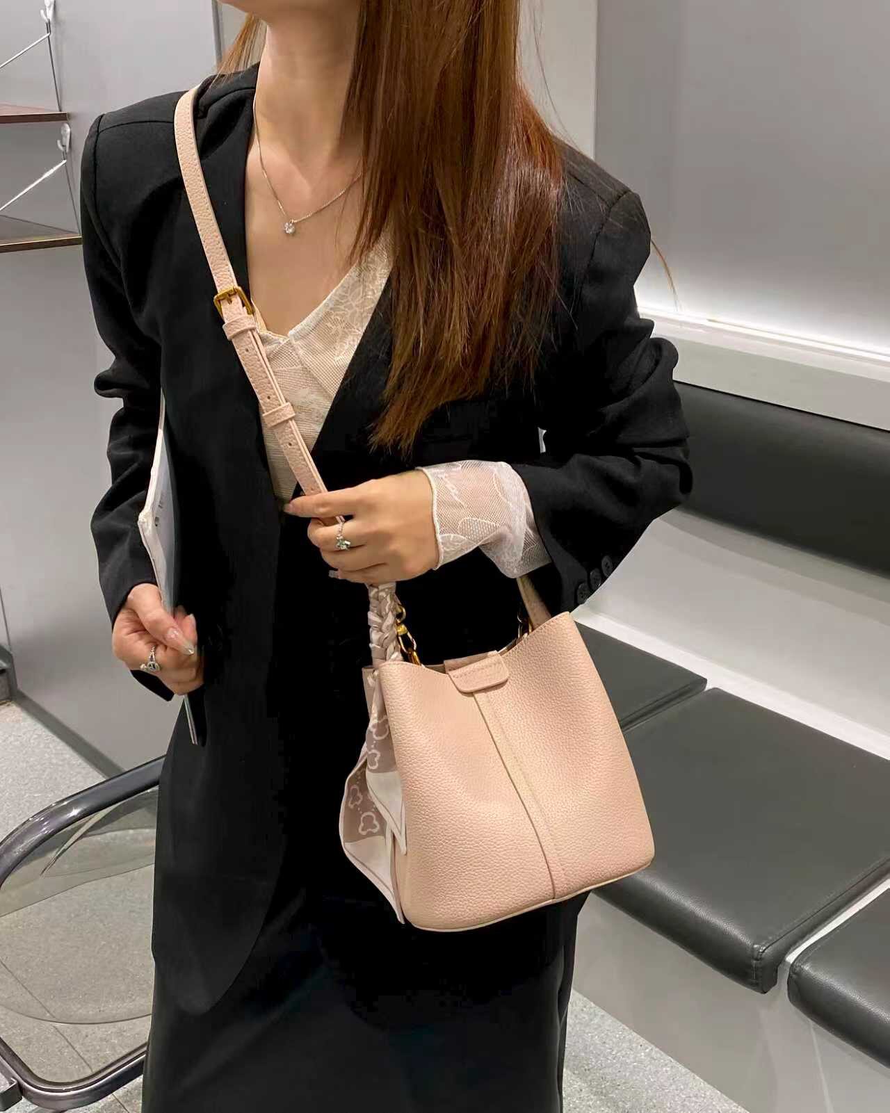 美缇2026新款女包高级感荔枝纹手提水桶包时尚百搭单肩斜挎包小包