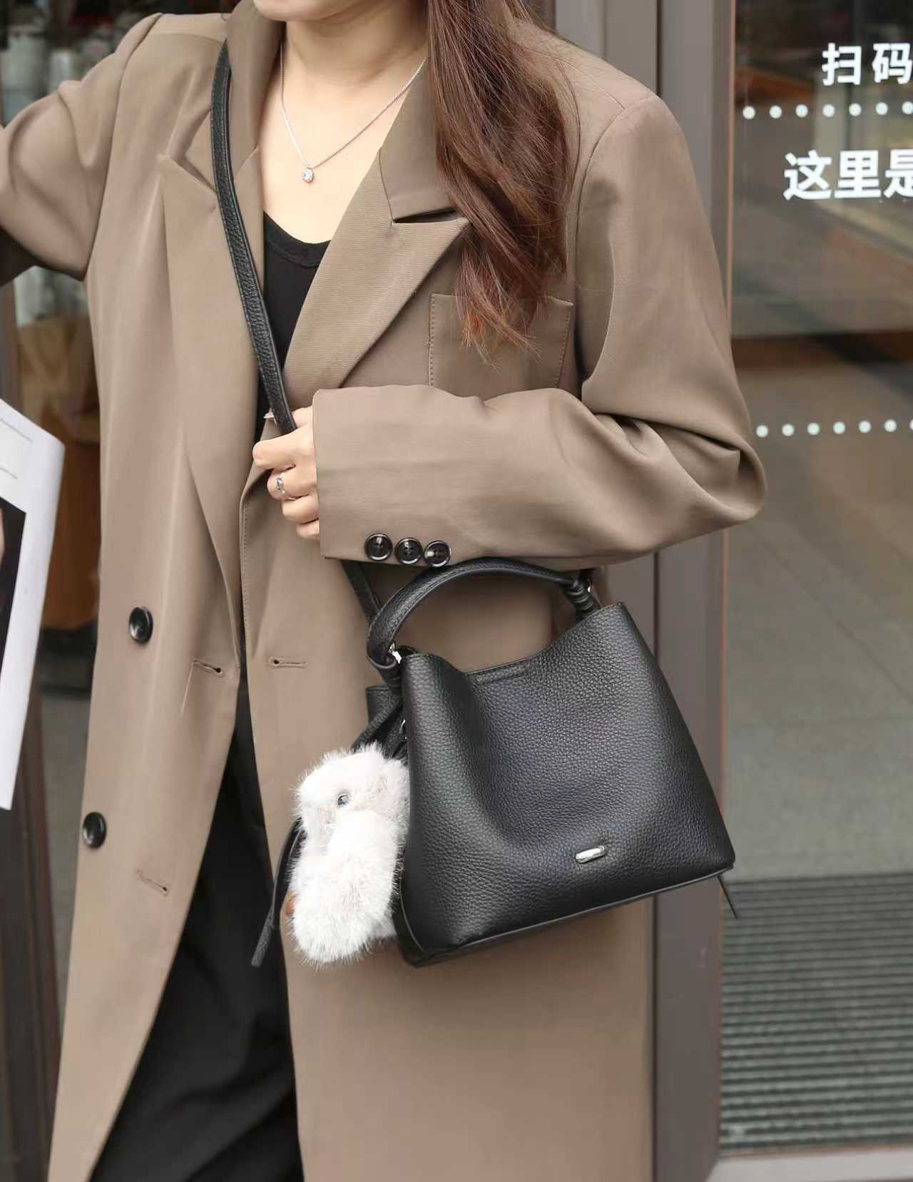 美缇女包小荔枝纹手提水桶斜挎潮