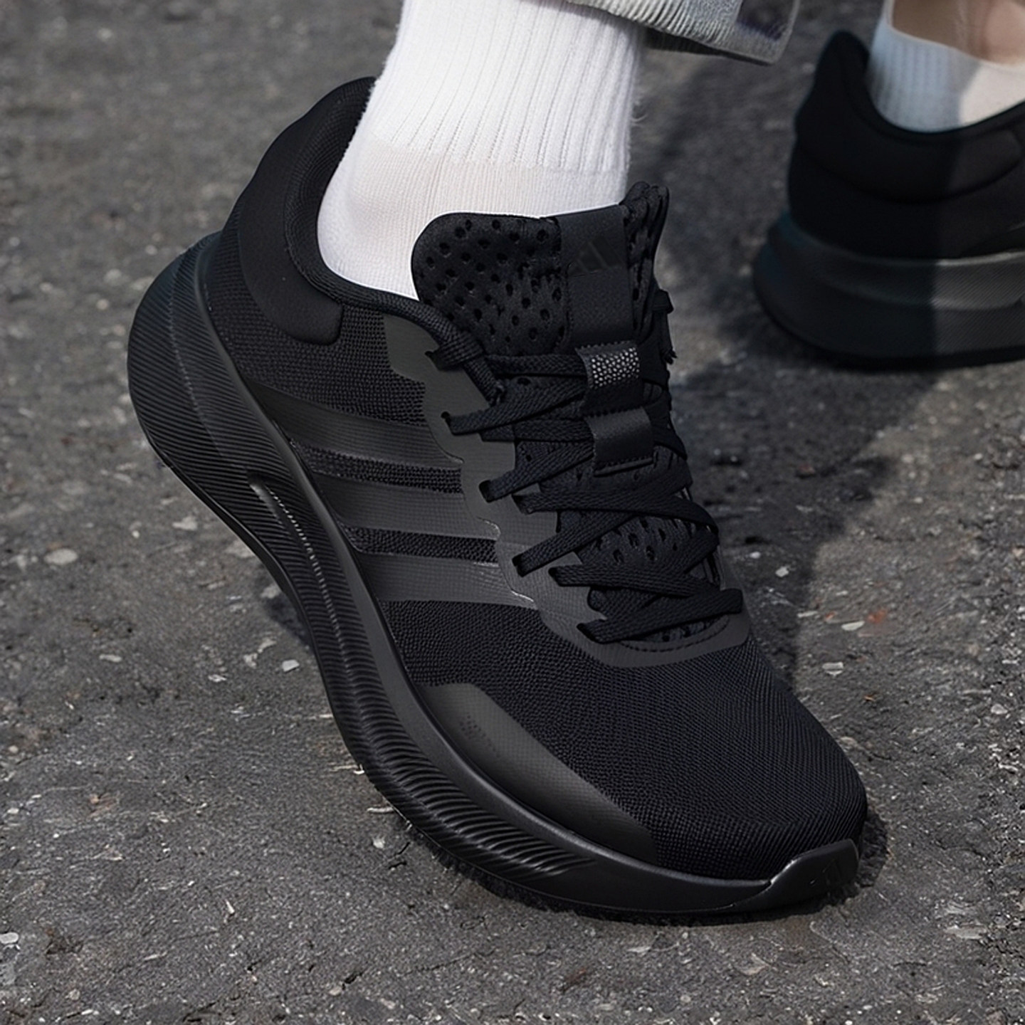 阿迪达斯男鞋秋季新款透气网面运动轻便耐磨黑武士训练缓震跑步鞋